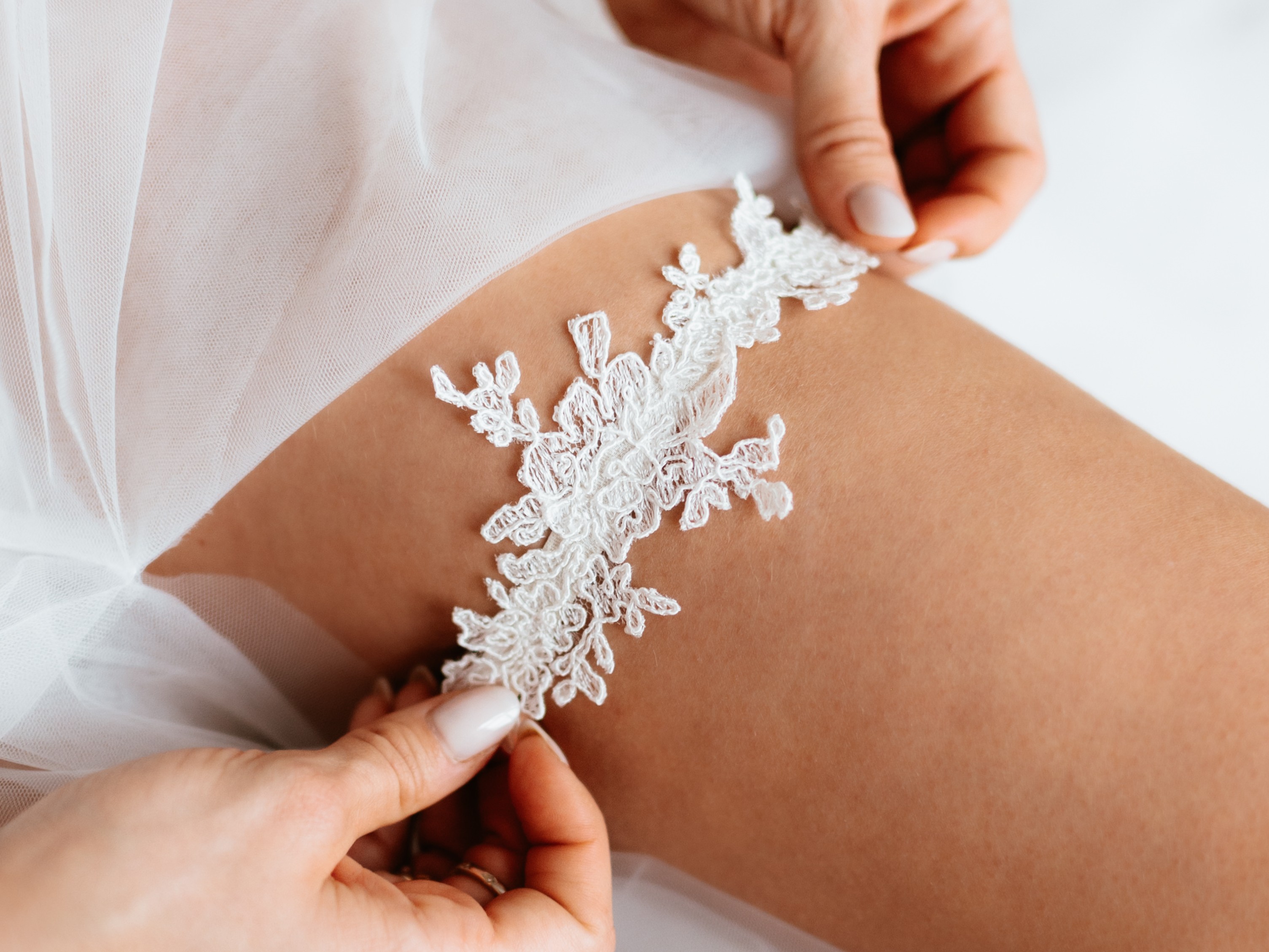 jemný svatební podvazek s elegantní krajkou a krémovou gumickou-design Markéta Kubátová